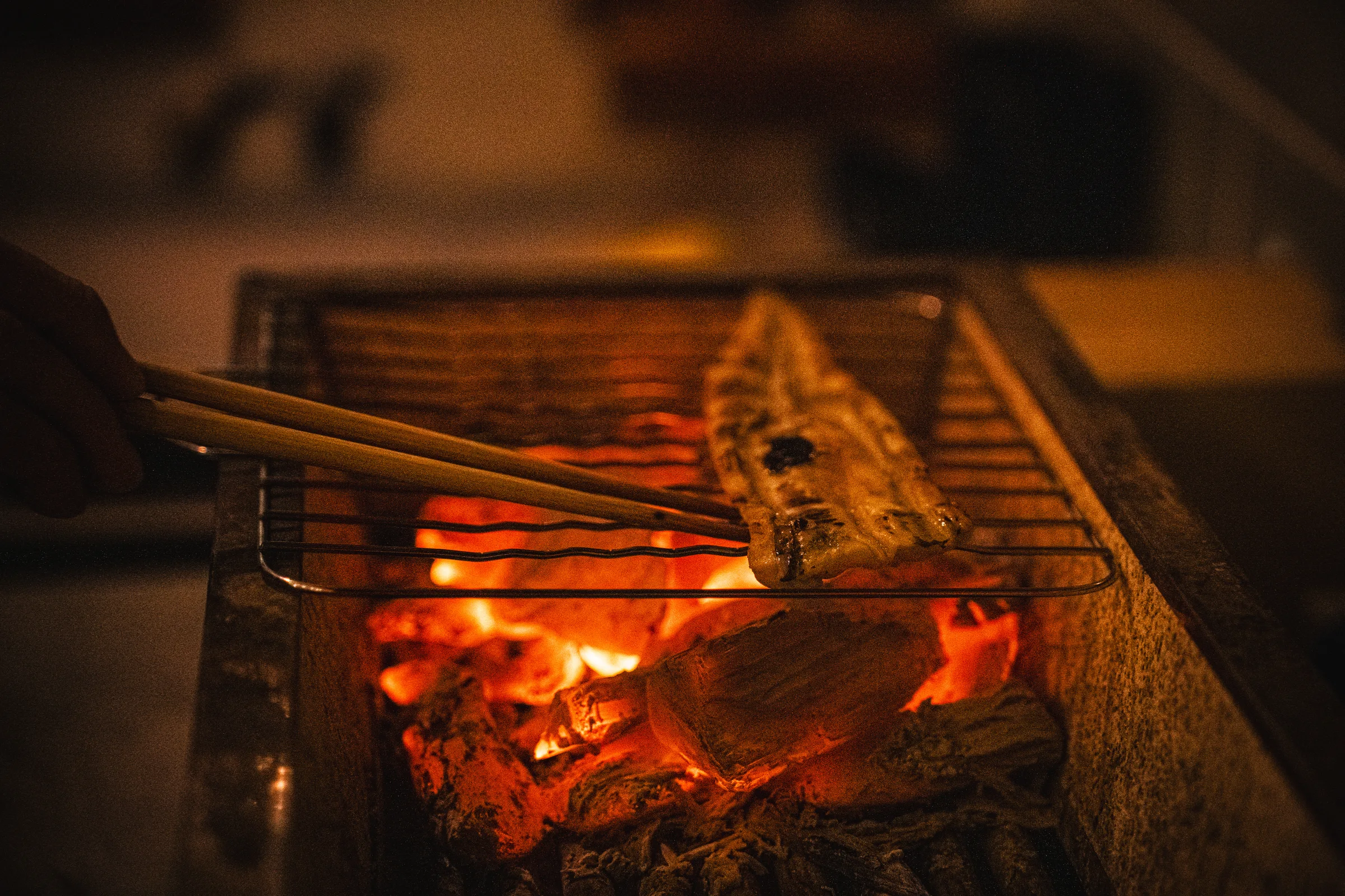 紀州備長炭の炎で焼き上げる穴子